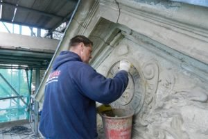 vakman restaureert Natuursteen